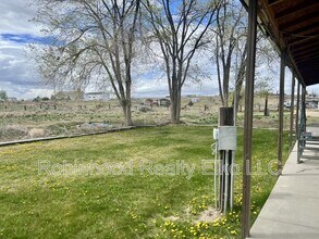 5296 Comanche in Elko, NV - Foto de edificio - Building Photo