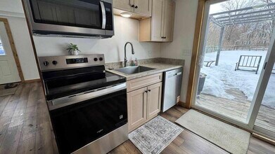 21 1st Ave in Easthampton, MA - Building Photo - Building Photo