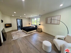 3943 Fredonia Dr in Los Angeles, CA - Building Photo - Building Photo