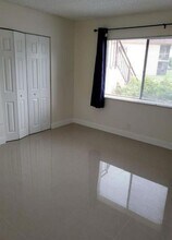 227 Lakeview Dr in Weston, FL - Building Photo - Building Photo