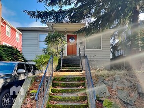 4516 Thackeray Pl NE in Seattle, WA - Building Photo - Building Photo