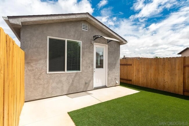 2077 Grove Ave in San Diego, CA - Foto de edificio - Building Photo