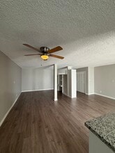 Weddington Mid-Rise in Valley Village, CA - Foto de edificio - Building Photo