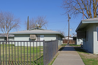 San Joaquin Apartments in San Joaquin, CA - Building Photo - Building Photo