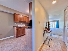 2700 Cove Cay Dr in Clearwater, FL - Building Photo - Building Photo