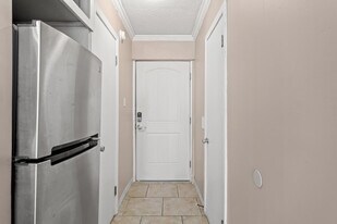 8817 S Thomas Dr in Panama City Beach, FL - Building Photo