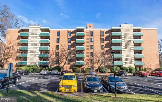 6141 Leesburg Pike in Falls Church, VA - Building Photo - Building Photo