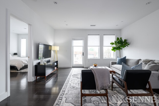 2 W 6th St, Unit 105 in Boston, MA - Foto de edificio - Building Photo