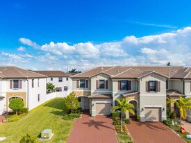 11101 W 33rd Ct in Hialeah, FL - Building Photo