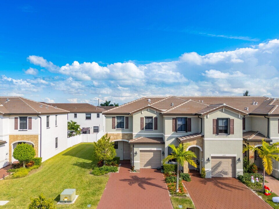 11101 W 33rd Ct in Hialeah, FL - Building Photo