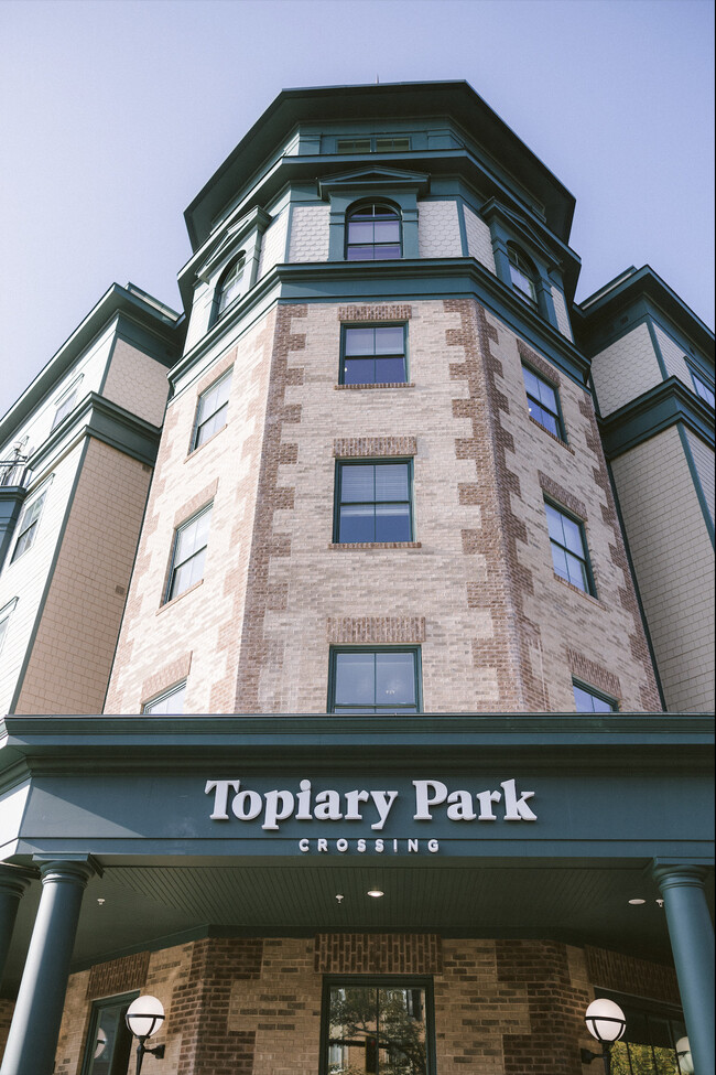 Topiary Park Crossing in Columbus, OH - Building Photo - Building Photo