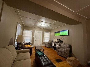 717 E Jefferson St in Iowa City, IA - Building Photo - Building Photo