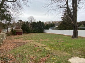 130 Maple St in Branford, CT - Building Photo - Building Photo