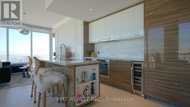 488 University Ave in Toronto, ON - Building Photo - Building Photo