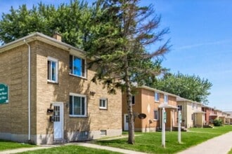 U-Crest Apartments in Buffalo, NY - Foto de edificio - Building Photo