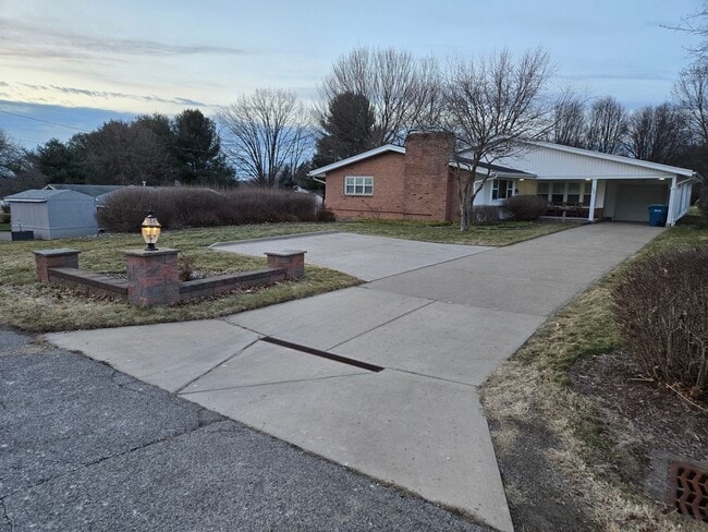 132 Corll St in Hubbard, OH - Building Photo - Building Photo