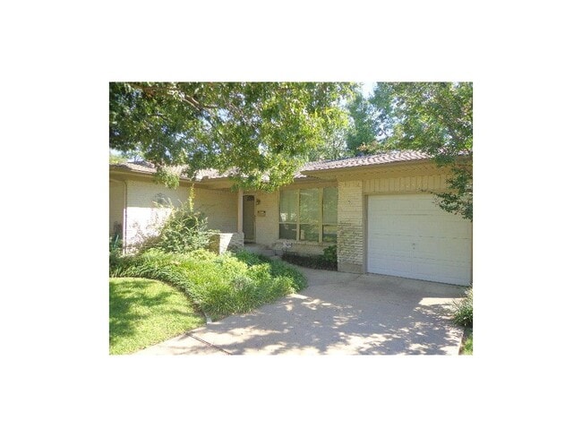 10454 Lanshire Dr in Dallas, TX - Foto de edificio - Building Photo