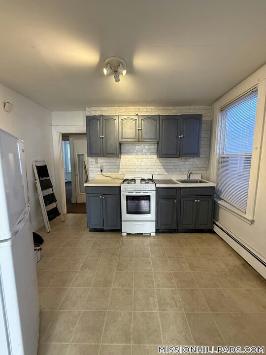 8 Parker Hill Ave, Unit 2 in Boston, MA - Building Photo