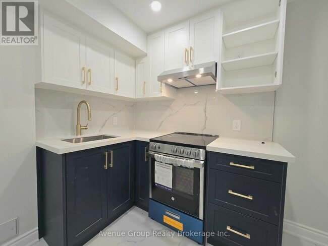 38 Vipond Rd in Whitby, ON - Building Photo - Building Photo