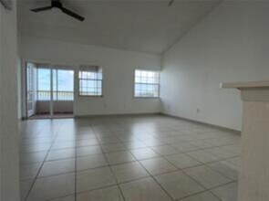 2803 N Oakland Forest Dr, Unit 304 in Oakland Park, FL - Building Photo - Building Photo
