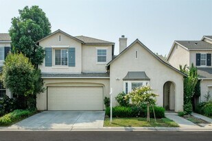 68 W Bordeaux Ln in Clovis, CA - Building Photo