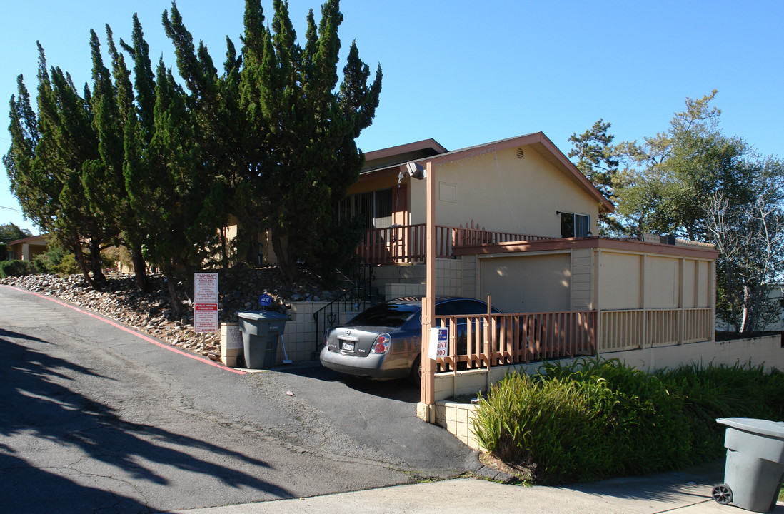 1037-1051 Meadow Lake Dr in Vista, CA - Building Photo