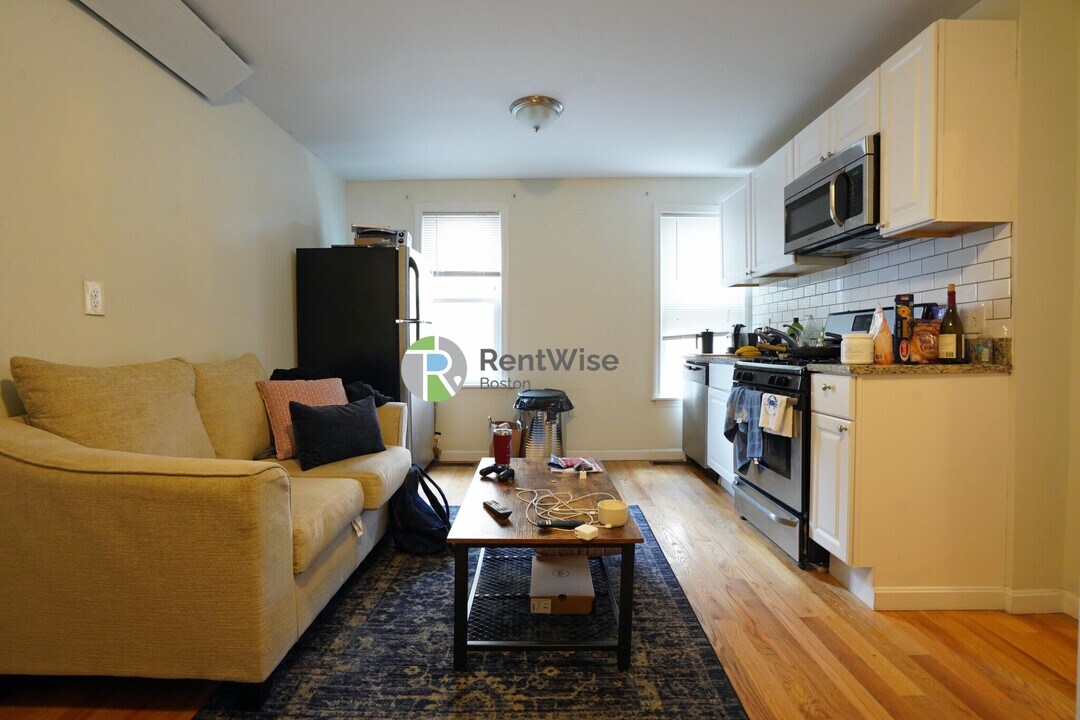 28 L St, Unit 2 in Boston, MA - Building Photo