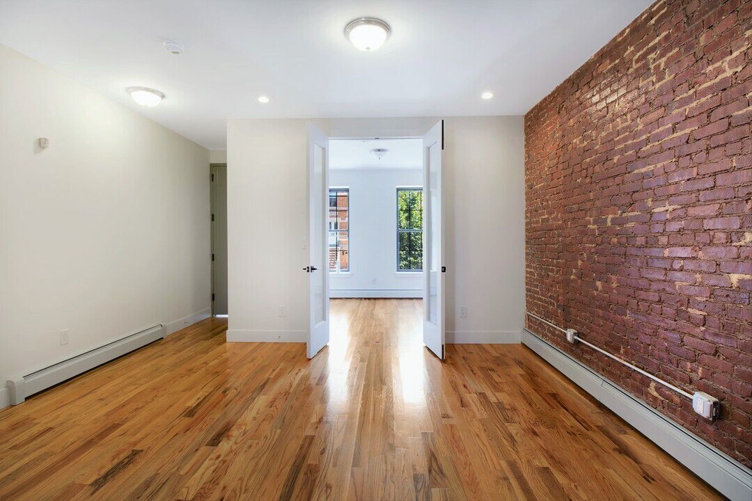 352 Bradford St in Brooklyn, NY - Building Photo