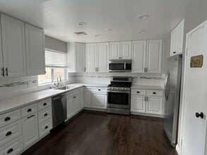 10554 Andasol Ave in Granada Hills, CA - Foto de edificio - Building Photo