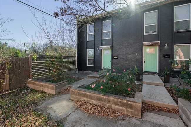 3820 Southway Dr, Unit D in Austin, TX - Foto de edificio - Building Photo