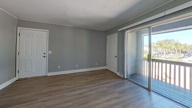 330 6th Ave N in Jacksonville Beach, FL - Foto de edificio - Building Photo