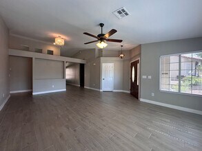 8256 Lone Feather Ln in Las Vegas, NV - Foto de edificio - Building Photo