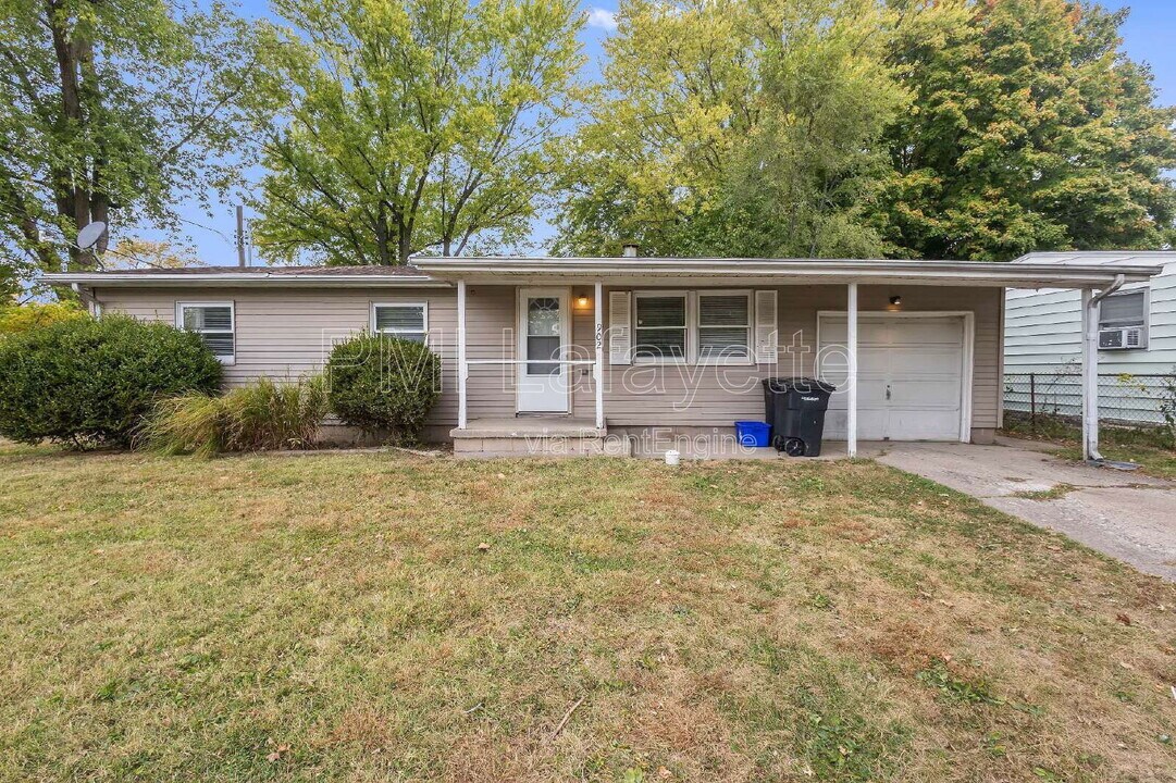 902 Eastwich Dr in Lafayette, IN - Building Photo