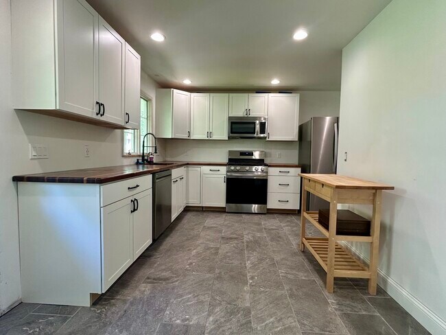 11 Watch Hill Dr in Fishkill, NY - Building Photo - Building Photo