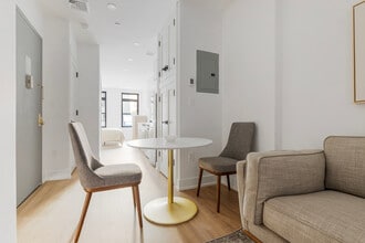 307 W 39th St in New York, NY - Foto de edificio - Building Photo