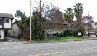 Vanowen Terrace in Van Nuys, CA - Building Photo - Building Photo