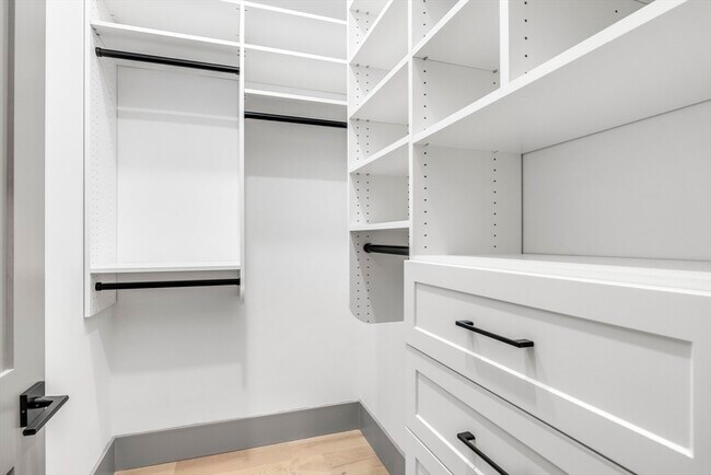 566 E 3rd St, Unit 1 in Boston, MA - Building Photo - Building Photo