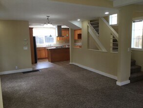 4922 N Amherst St in Portland, OR - Building Photo - Building Photo