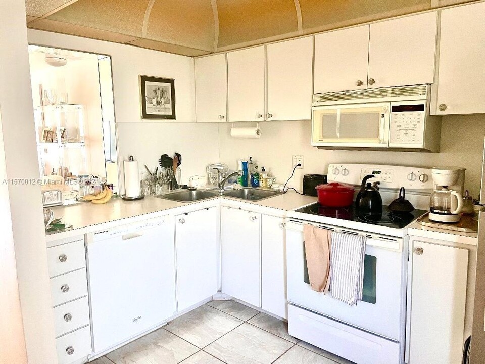 465 Paradise Isle Blvd in Hallandale Beach, FL - Building Photo