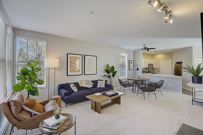 Summerwalk at Klahanie in Issaquah, WA - Foto de edificio - Building Photo