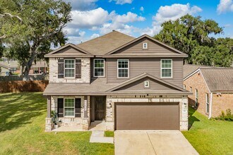 252 Twin Lakes Blvd W in West Columbia, TX - Building Photo - Building Photo