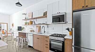 5108 N Broadway St, Unit 302 in Chicago, IL - Building Photo - Building Photo