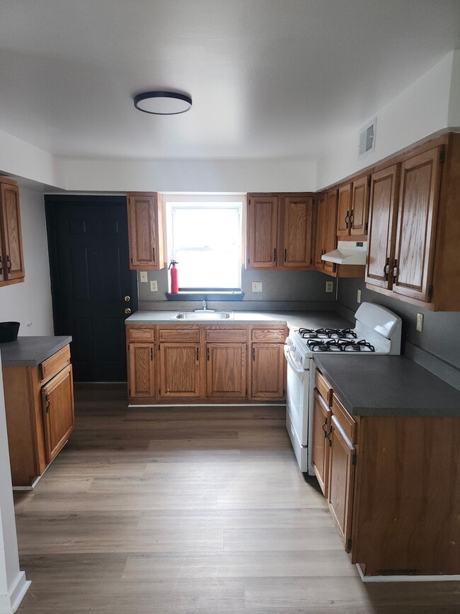 2048 S Alden St in Philadelphia, PA - Foto de edificio - Building Photo