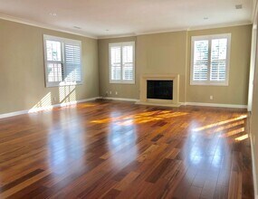 203 Mantle in Irvine, CA - Building Photo - Building Photo