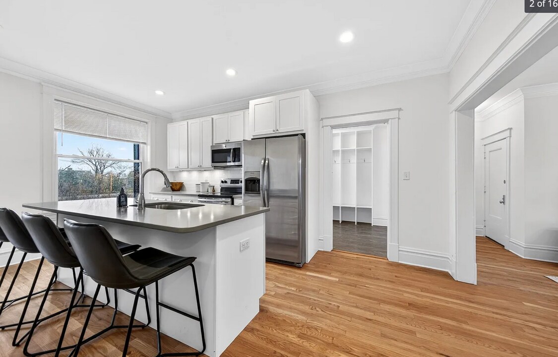 5394 Pershing Ave in St. Louis, MO - Building Photo