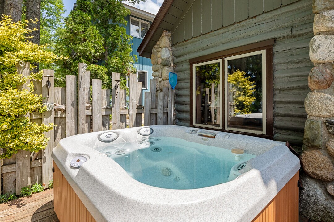 843 N South Long Lake Rd in Traverse City, MI - Foto de edificio