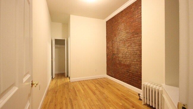 906 Amsterdam Ave in New York, NY - Building Photo - Building Photo