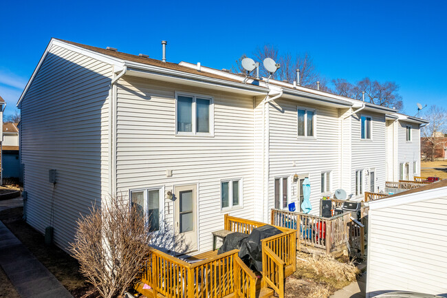 Jordan Square Townhomes & Condominiums in West Des Moines, IA - Foto de edificio - Building Photo