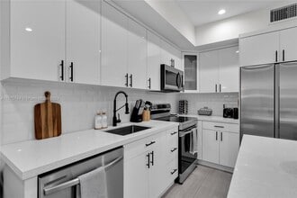 1786 SW 9th St, Unit 1 in Miami, FL - Foto de edificio - Building Photo