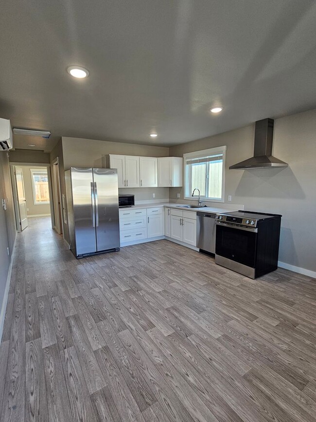 600 S Pacific Hwy in Talent, OR - Building Photo - Building Photo